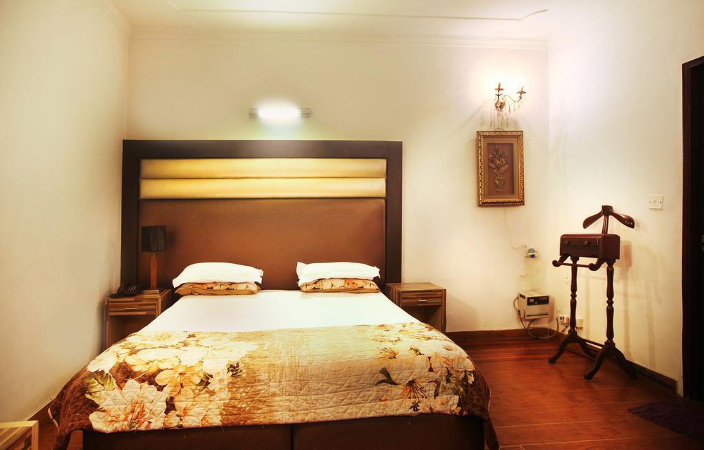 Oyo 358 Sarojini Nagar Otel Yeni Delhi Oda fotoğraf